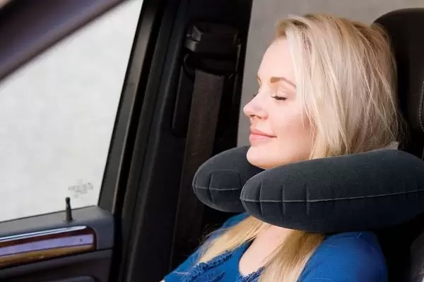 подушка-антистресс под головой во время движения авто