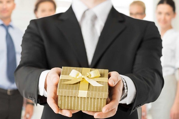 продажа подарков и сувениров юридическим лицам 