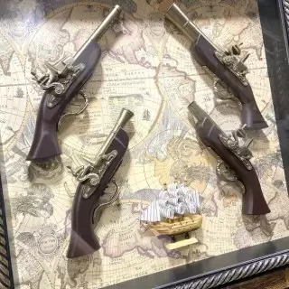 Картина с сувенирным оружием на карте мира «Оружие и парусник» купить в Минске +375447651009