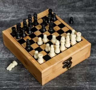 Подарочный набор с фляжкой и шахматами «Первый во всем» купить в Минске +375447651009