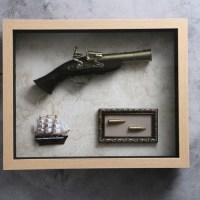 Сувенирное оружие в рамке «Пистолет, пули, парусник» на карте мира купить в Минске +375447651009